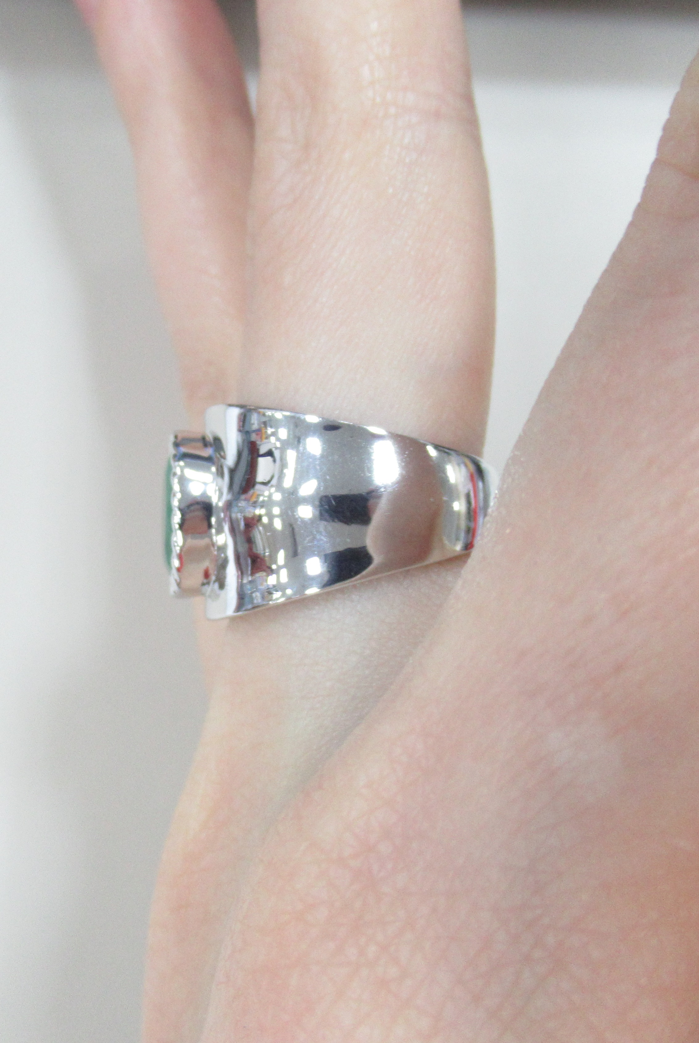 Серебряное кольцо с изумрудом